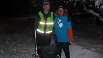 Mirja Koponen och en äldre man, Berndt Johansson poserar i ett vinterlandskap. De deltar i Gåkampen 2016