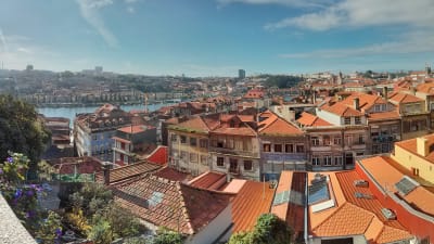 Yleisnäkymä Portosta, taloja, kattoja ja takana joki.