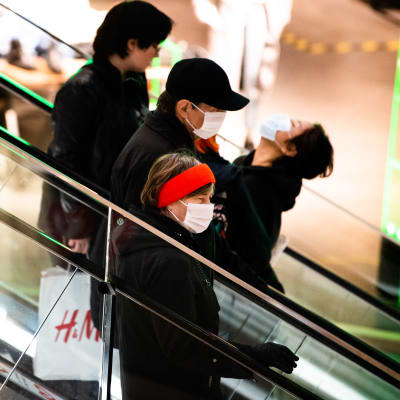 Ihmisiä liukuportaissa Mall of Triplassa, Helsingissä.