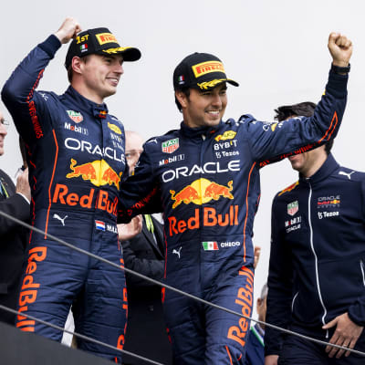 Red Bullin Max Verstappen ja Sergio Perez juhlivat kaksoisvoittoa Imolan osakilpailussa 24.4.2022.
