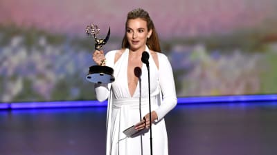Jodie Comer håller tacktal efter att hon fått ta emot priset "bästa kvinnliga huvudroll i en dramaserie" på Emmygalan 2019. 