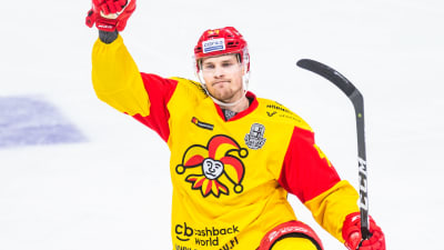 Mikko Lehtonen firar ett mål i KHL-slutspelet.