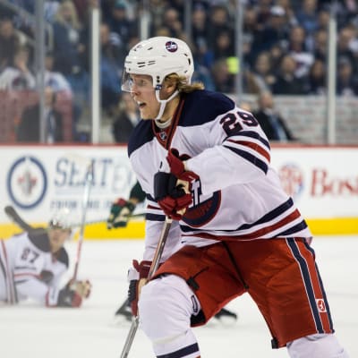 Patrik Laine på isen i Winnipegs tröja.
