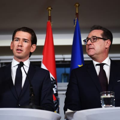 Kurz och Strache håller presskonferens.
