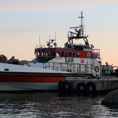 Sjöräddningssällskapets räddningskryssare Jenny Wihuri var tillfälligt stationerad vid Brännskär i Pargas, juli 2019.