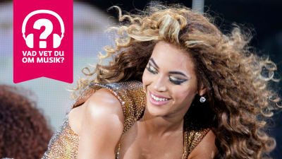 Beyoncé ler med halvöppen mun.