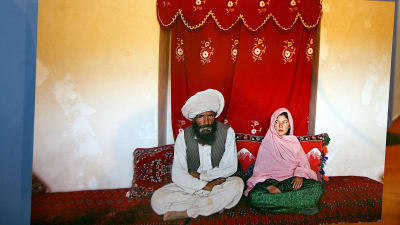 Ett fotografi på en 40-årig afghansk man och hans 11-åriga brud vann UNICEF:s Photo of the Year-tävling 2007.