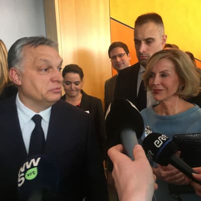 Viktor Orban omringad av press utanför EPP:s grupprum i Bryssel. 