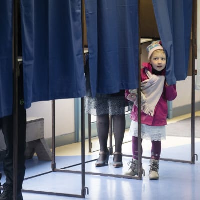 Liten flicka i vallokal i Henin-Beaumont i norra Frankrike.
