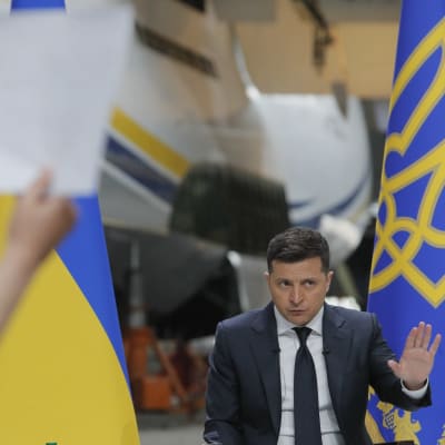 Volodymyr Zelenskyj svarar på journalisternas frågor under en presskonferens. 
