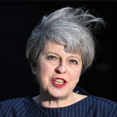 Theresa May meddelar att hon vill utlysa nyval i Storbritannien utanför Downing Street 10 i London.