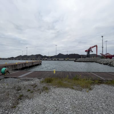 Högar av svart kol som heter antracit Koverhar hamn.