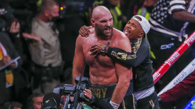Tyson Fury jublar efter segern över Deontay Wilder.
