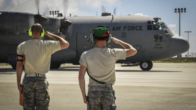 Soldater och flygplan på den amerikanska flygbasen på Guam.