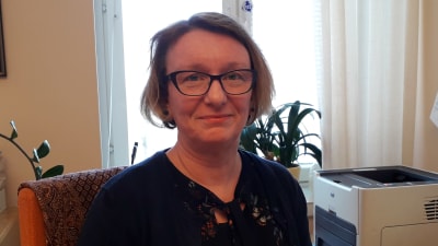 Carola Snellman är ledande socialarbetare inom Vasa stad och arbetar bland annat med adoptionsrådgivning.