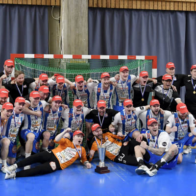 BK-46:n käsipallojoukkue juhlii yhteiskuvassa käsipallon miesten Suomen mestaruutta.
