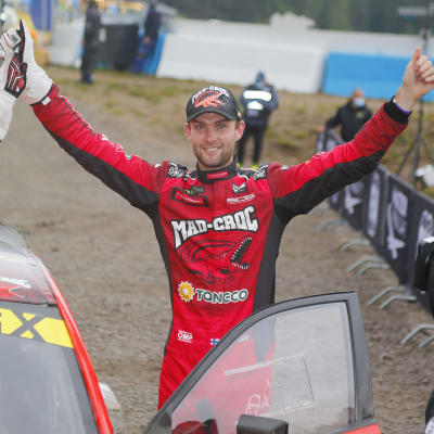 Glad Niclas Grönholm efter segern i VM-deltävlingen i Kouvola