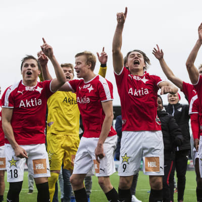 HIFK-spelare jublar.