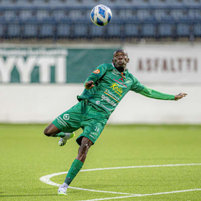 Abdoulaye Kanté drar till på volley.