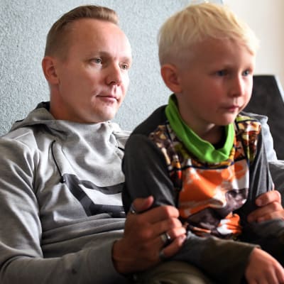 Petter Kukkonen och sonen Oskar i hemmasoffan.