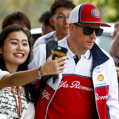 En kvinna tar en selfie med Kimi Räikkönen.