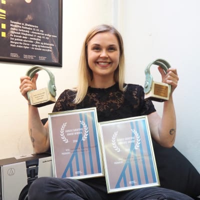 Shortdox-kilpailun voittaja Suvi Tuuli Kataja hymyileen palkintojensa kanssa