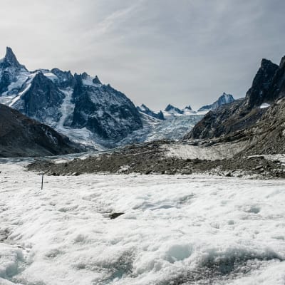 Is och jord vid glaciär.