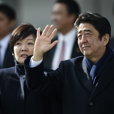 Akie Abes besök ses som en försöksballong inför premiärminister Shinzo Abes eventuella besök i Pearl Harbor