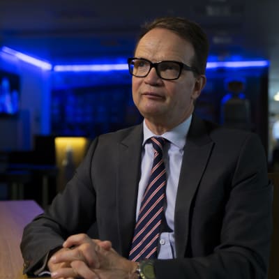 Veikkauksen varatoimitusjohtaja Velipekka Nummikoski haastattelussa Veikkauksen esittelytilassa.