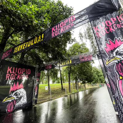Kuopiorock-festivaalin tyhjä sisäänkäyntiportti odottaa sadesäällä festarivieraita.