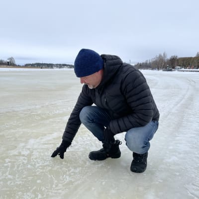 Mestar Kuopion työnjohtaja Kai Aho tutkii jäämaratonradan pintaa Kuopion satamassa. 