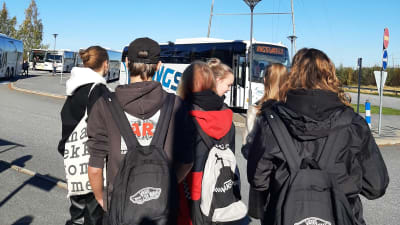 Skolelever står i en klunga.