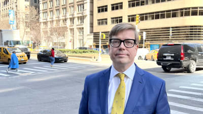 Finlands FN-ambassadör Jukka Salovaara står på gatan i New York.