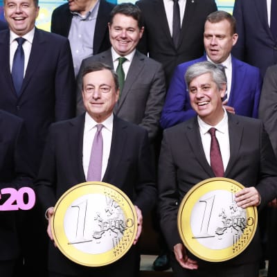 Vid eurogruppens sammanträde i Bryssel den 3 december firades eurons 20 år som valuta. 