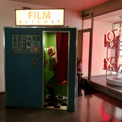 Katja Kallio Teeman elokuvafestivaalin kuvauskopissa Bio Rexissä.