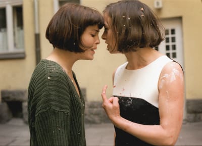 Systrarna Alea (Irina Björklund) och Krista (Nina Hukkinen) i vägsjälar, 1998