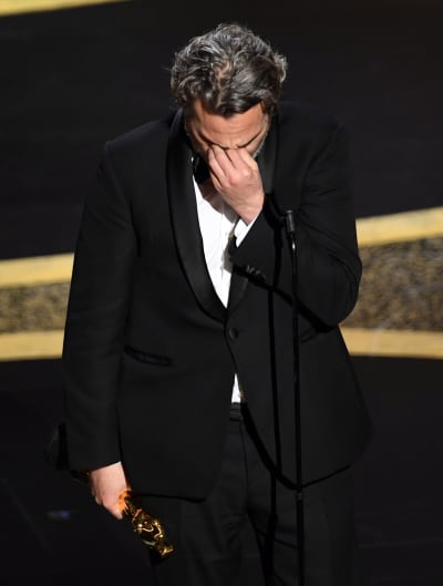 En rörd Joaquin Phoenix under Oscarsceremonin.