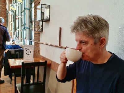 Utbildningskonsulten János Setényi dricker kaffe i lugn och ro.