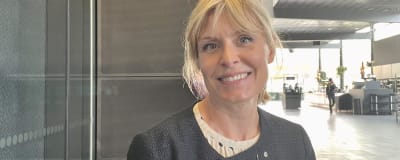 Läkaren Nora Grotenfelt sitter på ett kafe i musikhset i Helsingfors.