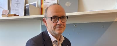 En bild på Fritjof Sahlström som sitter i sitt arbetsrum.