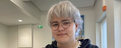Skoleleven Ian Lax sitter vid ett bord i skolan i Munksnäs.