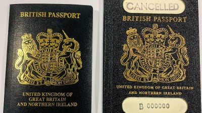 Brittiskta pass. Till vänster det nya (år 2020), till höger det gamla  