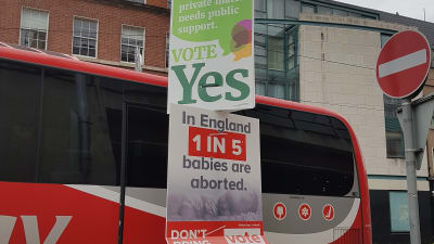 Politiskaa affischer för ja- och nej-sidan inför folkomröstningen om abort i Irland i maj 2018. 