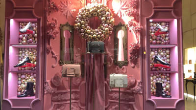 handväskor till salu i upplyst fantasifullt skyltfönster,