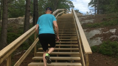 En man springer upp för en motionstrappa.