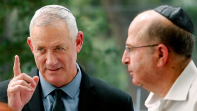 Partiet Blåvitts ledare Benny Gantz tillsammans med partikamraten Moshe Yaalon.