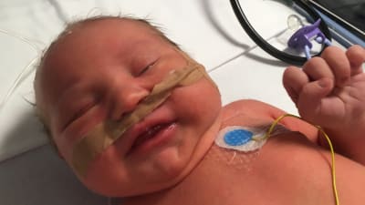 En nyfödd bebis på sjukhus.