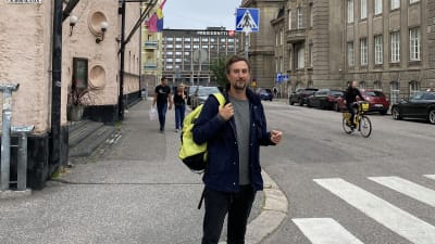 En man vid ett vägskäl. 