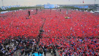 AKP-anhängare lyssnar på Erdogans tal i Istanbul den 17 juni 2018.