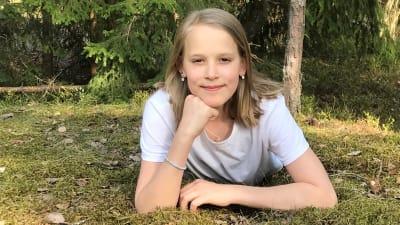 Nadya poserar framför kameran.